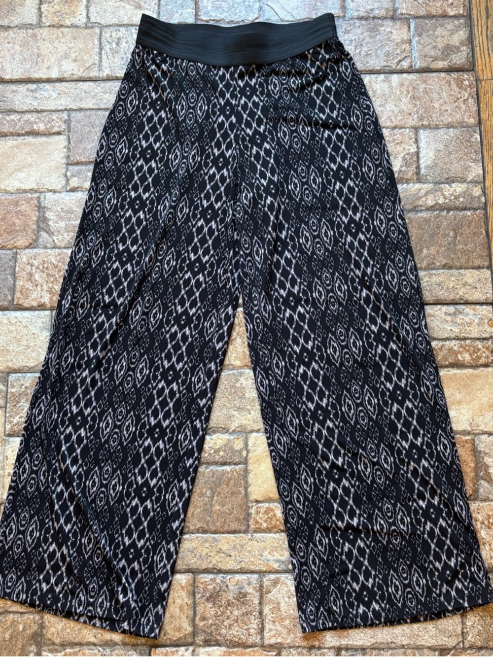 Roz & Ali Black and White Wide Leg Printed Palazzo Pants with Elastic waistband